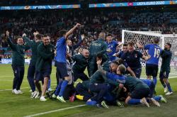 1xbet体育网页版登录入口-关于国际体育赛事中一支队伍获得冠军，球员欢庆胜利的信息