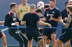 1xbet体育教练-巴萨球员汇聚训练场，追求完美表现的简单介绍