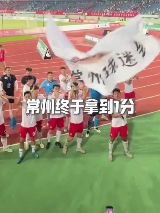 球员们为了球队荣誉拼尽全力 球员们为了球队荣誉拼尽全力