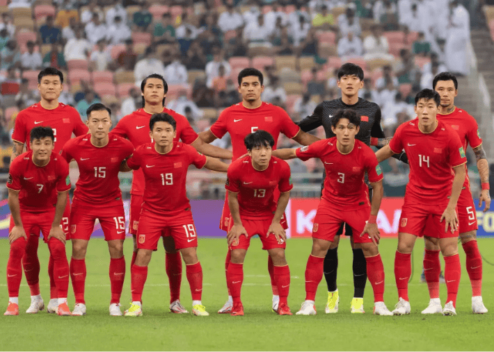 国足队员团结协作，夺得国际赛桂冠