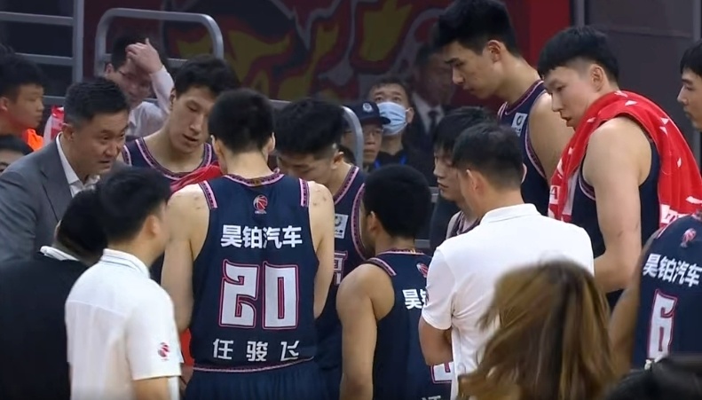 广东队表现出色，豪取连胜赢得球迷赞誉