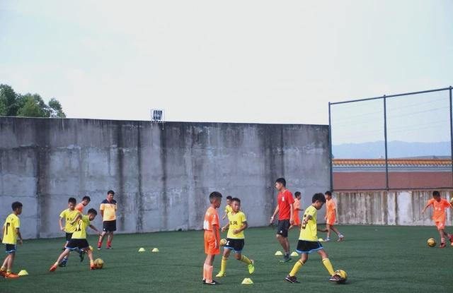 国内足球联赛备战积极有序，教练组化解难题的简单介绍