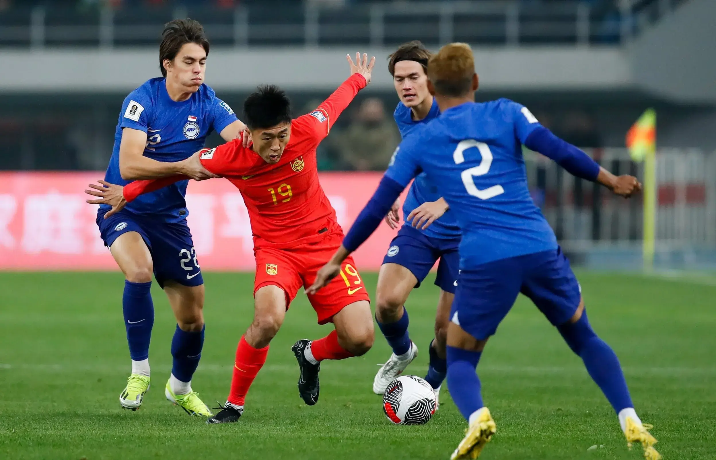 新加坡球员在比赛中展示出色技艺 新加坡球员在比赛中展示出色技艺