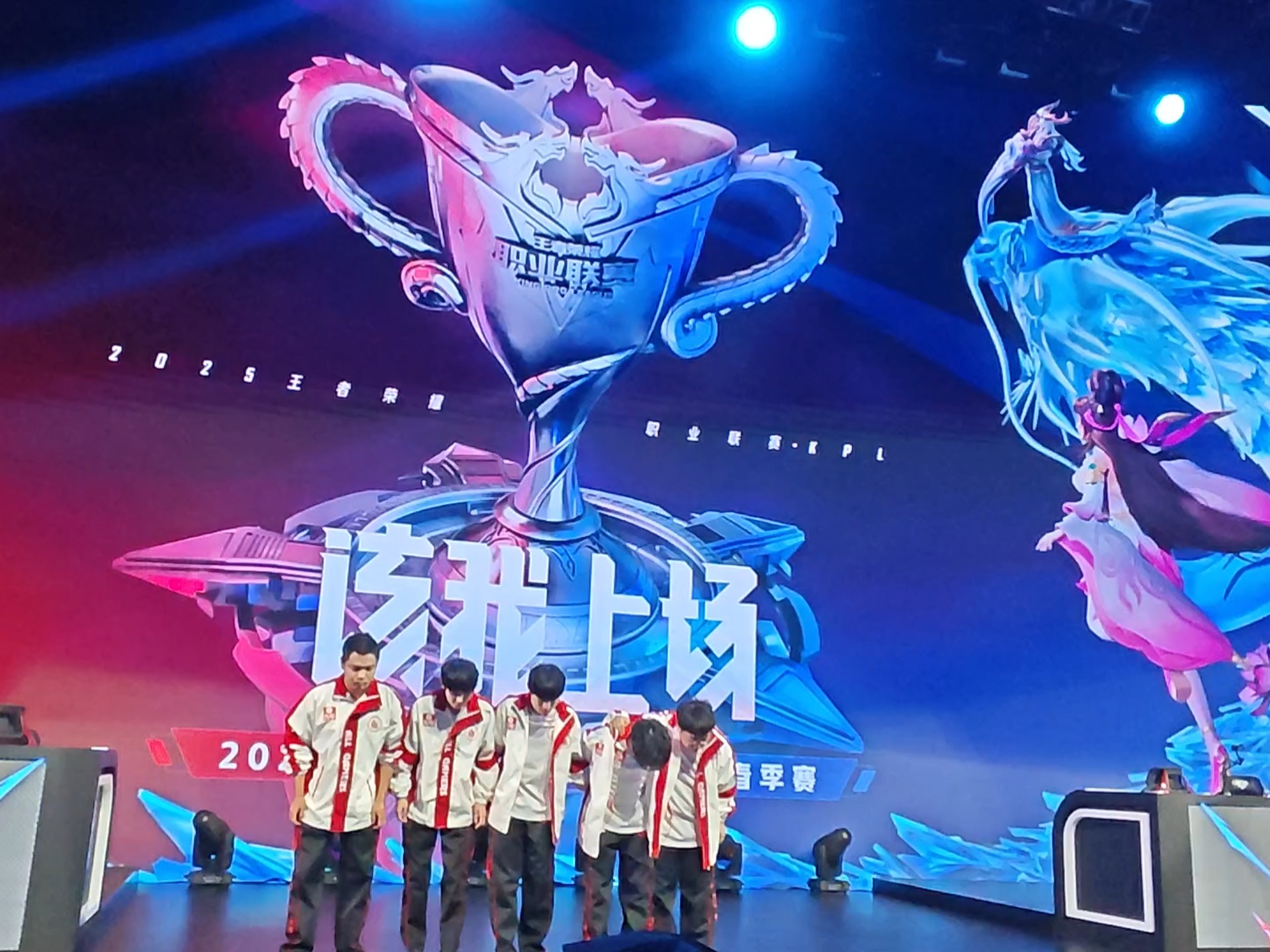 关于精彩表现令人目不转睛,赛场氛围火爆的信息 关于精彩表现令人目不转睛,赛场氛围火爆的信息