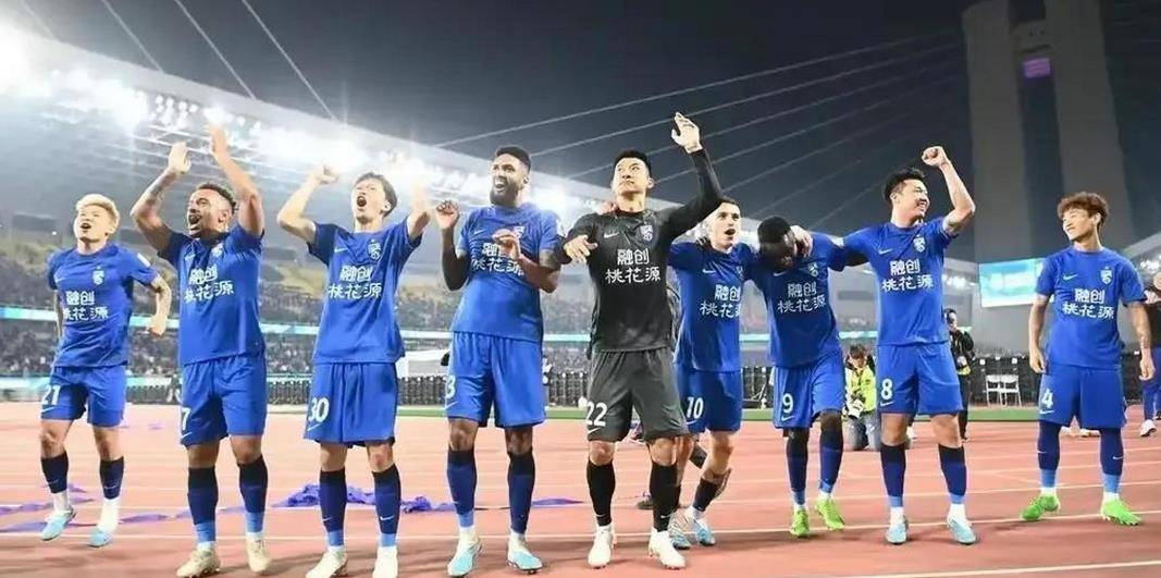 比赛中出现紧急情况,球员迅速做出决策 比赛中出现紧急情况,球员迅速做出决策