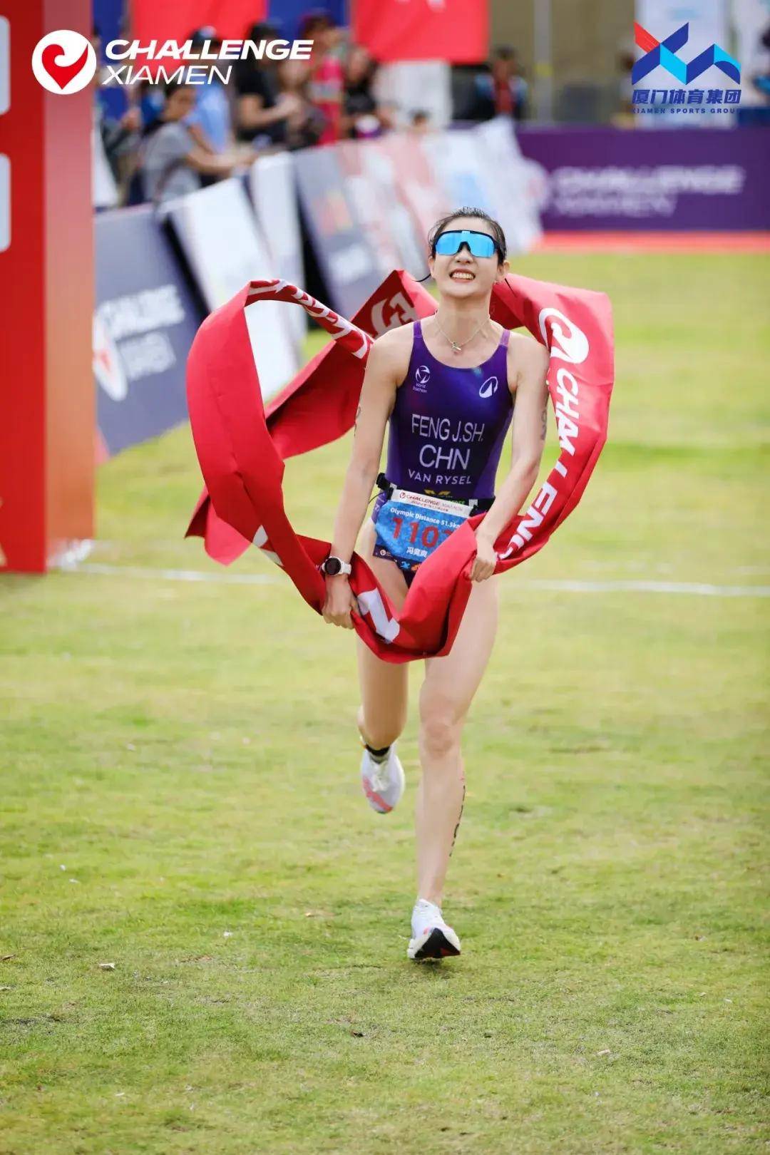 铁人三项赛事中选手勇夺胜利 铁人三项赛事中选手勇夺胜利