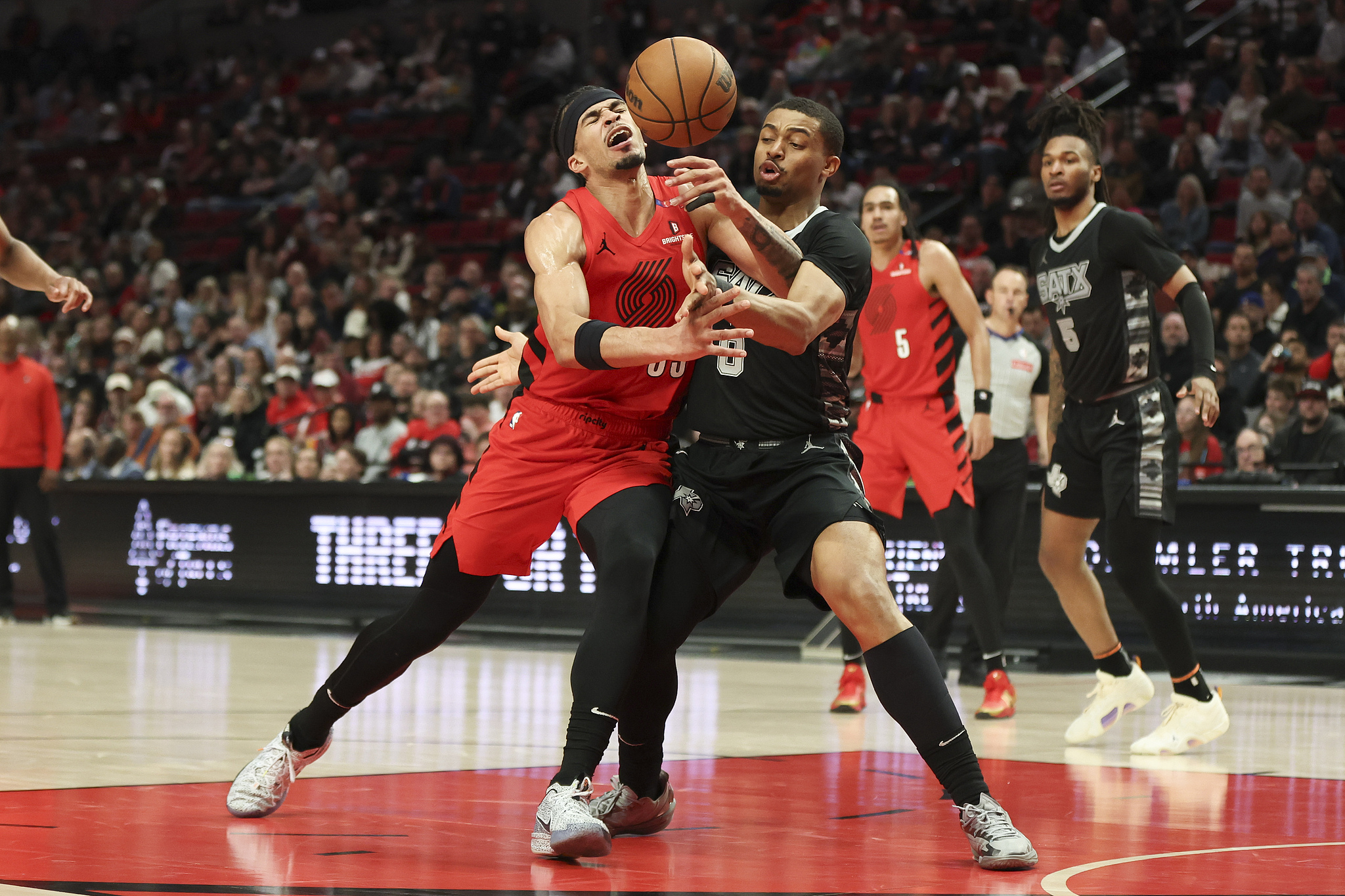 马刺赢得关键战役,晋级下一轮 马刺赢得关键战役,晋级下一轮