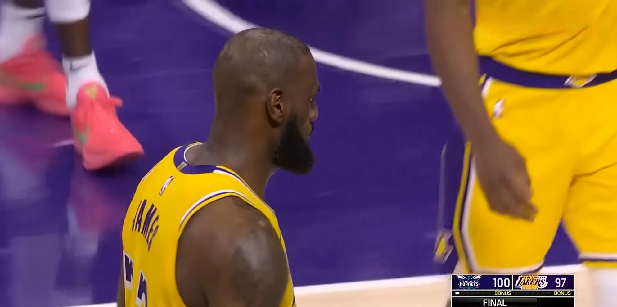 骑士主场惨败湖人,詹姆斯遭受封盖惹怒球迷 骑士主场惨败湖人,詹姆斯遭受封盖惹怒球迷