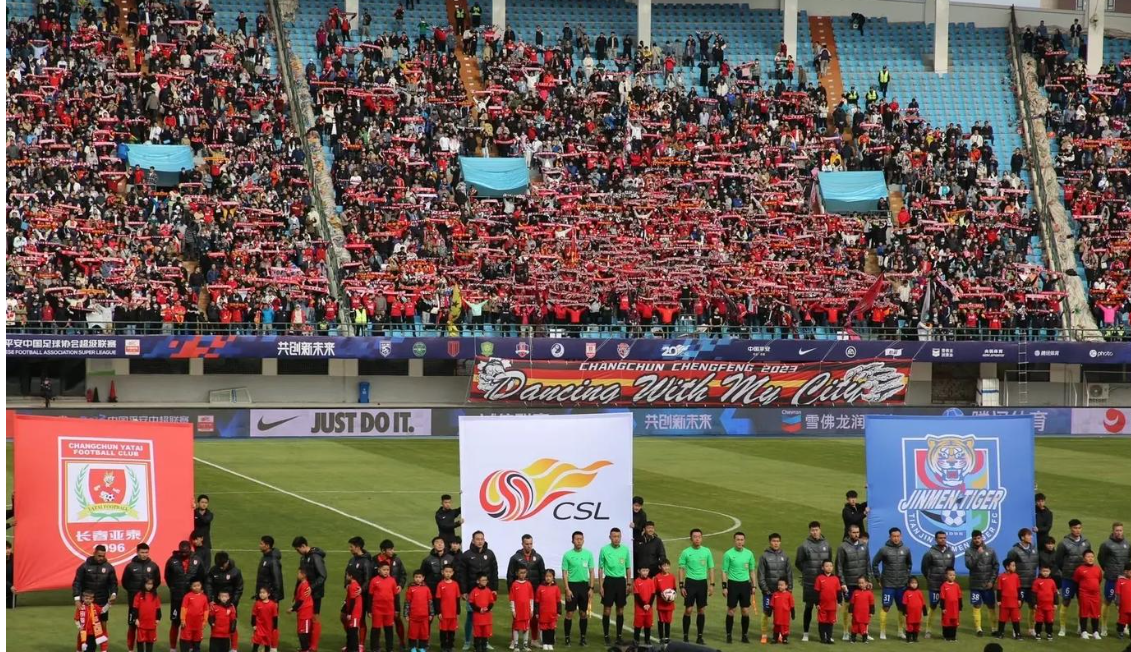 中超赛场上演精彩一幕,球员拼尽全力 中超赛场上演精彩一幕,球员拼尽全力