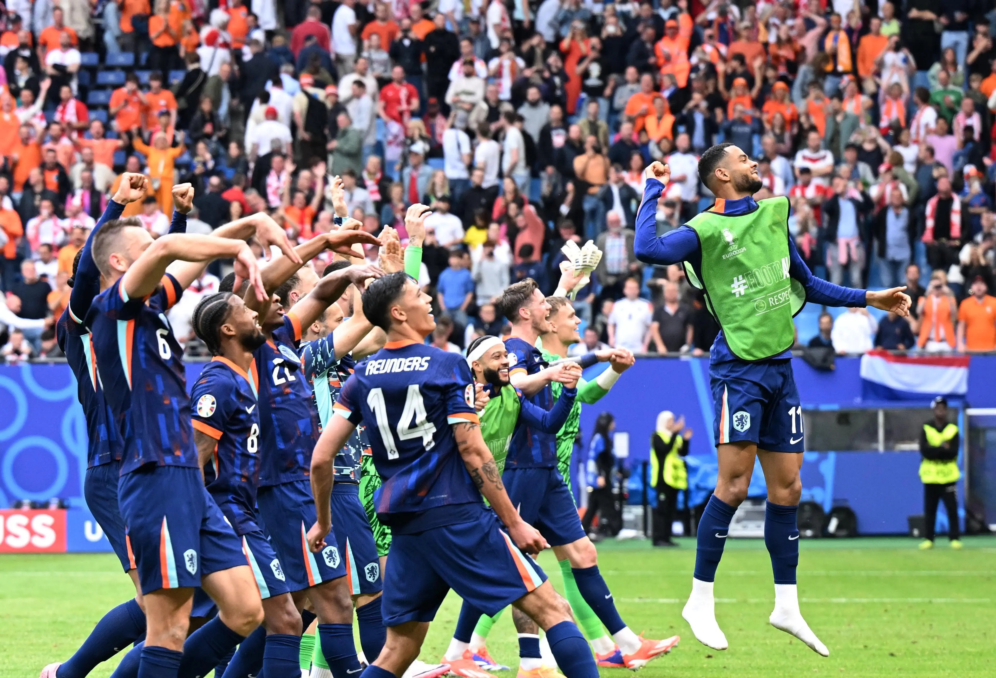 包含一场激烈的比赛,球员们全力以赴的词条 包含一场激烈的比赛,球员们全力以赴的词条