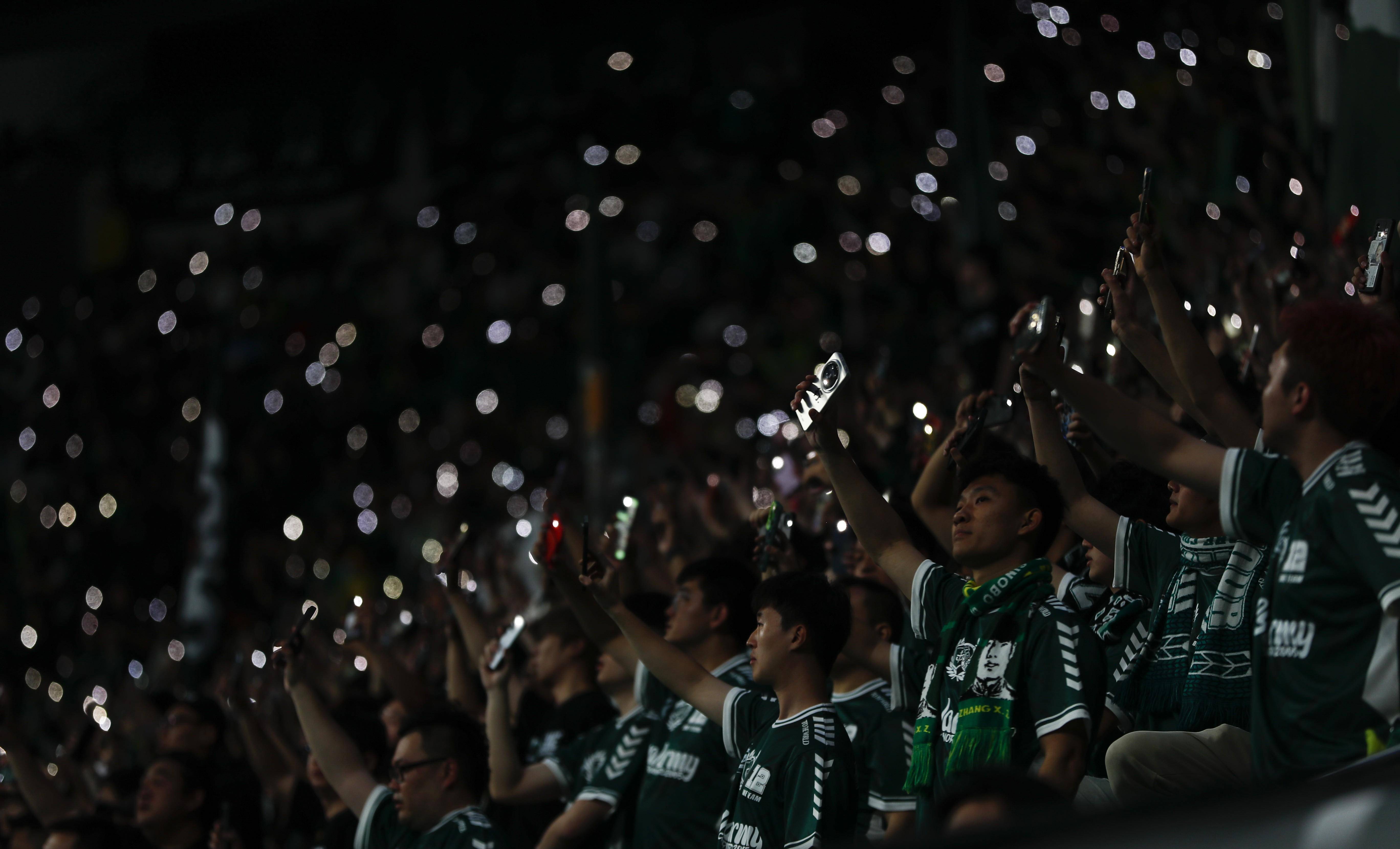 包含足球热潮重现,球迷期待看到国内赛事精彩的词条 包含足球热潮重现,球迷期待看到国内赛事精彩的词条
