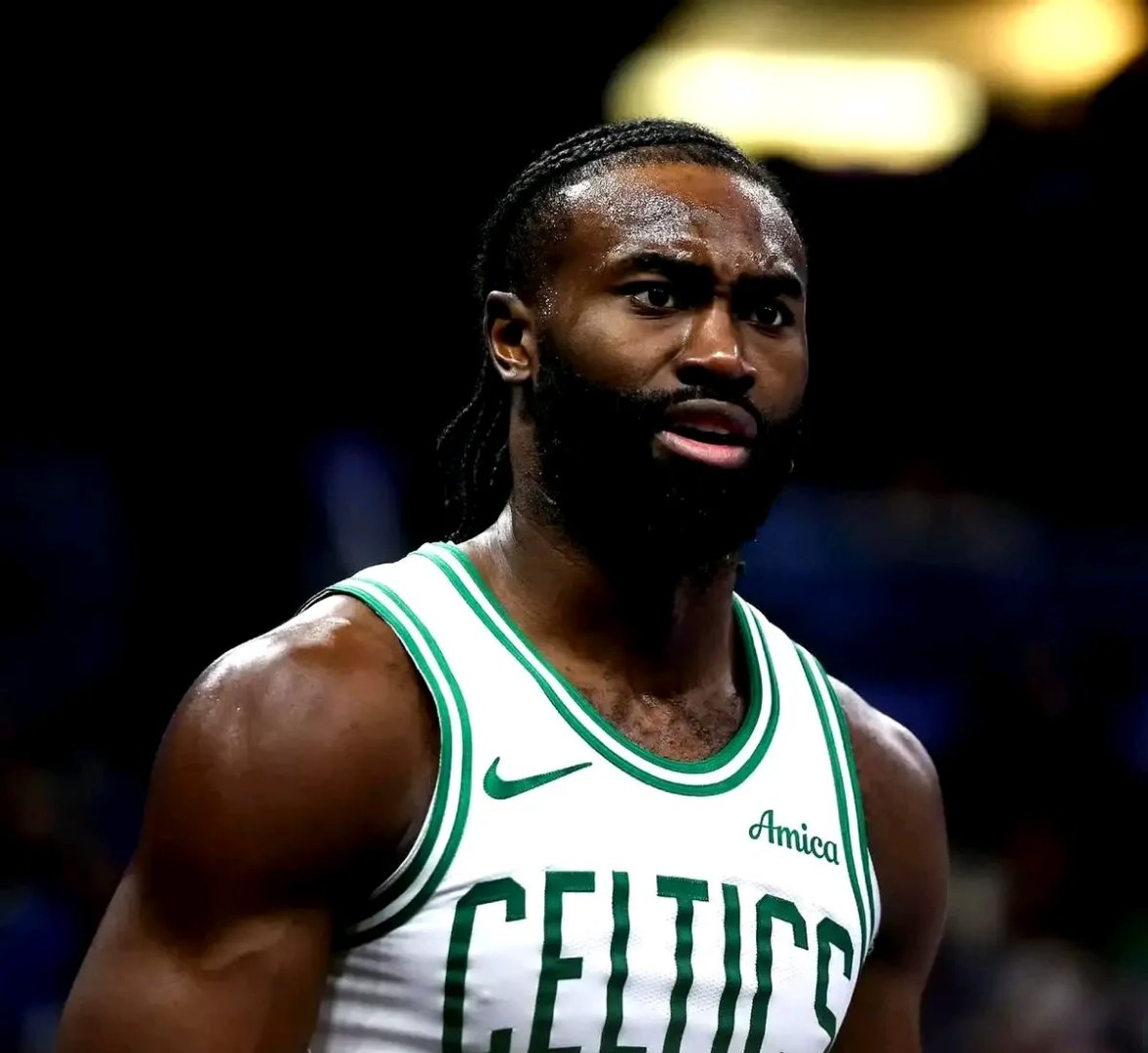 包含篮球巨星伤愈复出，球迷热情迎接的词条