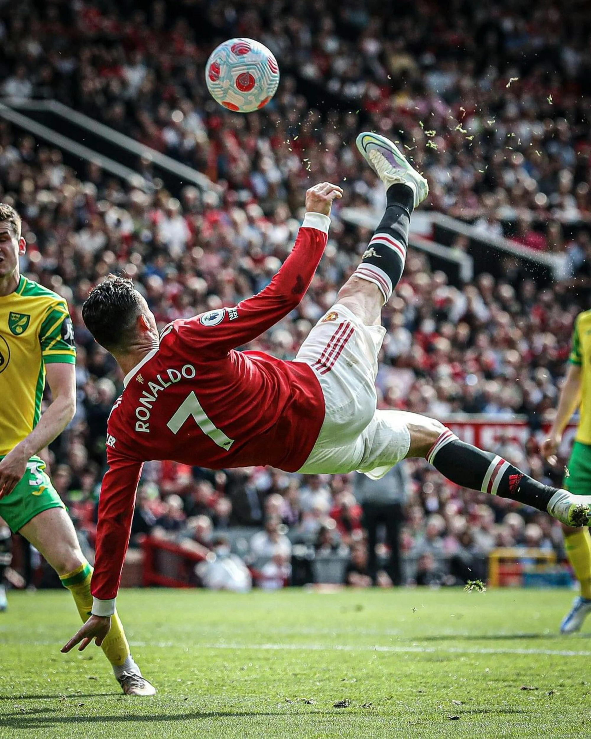 足球赛季收官之际，壮举不断