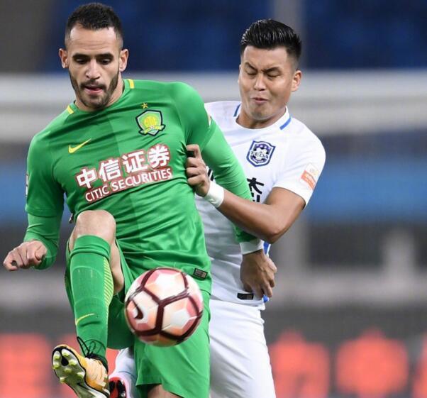 关于大连一方与延边富德交锋，赛场上双方战术明显对比的信息