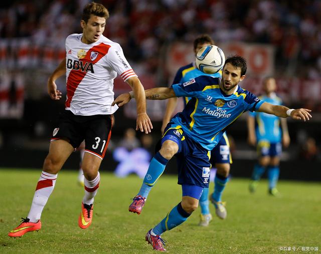 关于大连一方与延边富德交锋，赛场上双方战术明显对比的信息