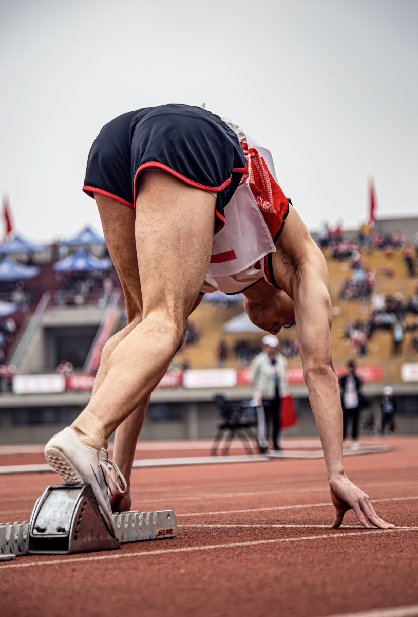运动员拼尽全力，斗志昂扬冲向终点的简单介绍