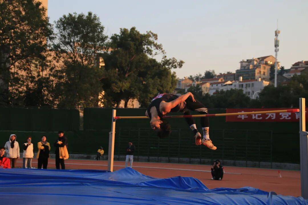 运动员拼尽全力，斗志昂扬冲向终点的简单介绍