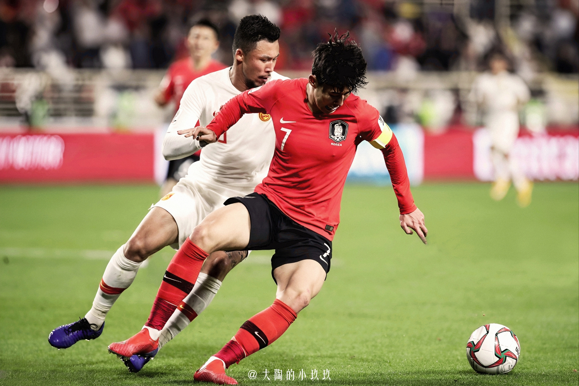 球员们在场上展现出色技术，攻防厮杀激烈的简单介绍