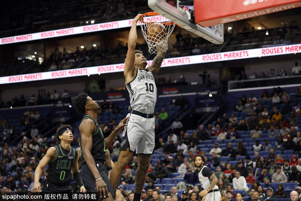 雄鹿轮换阵容，终结马刺连胜